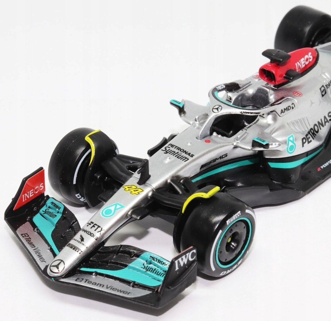 18-38065 (#44) - Bburago - 1:43 - RACE F1 - MERCEDES F1 W13 E